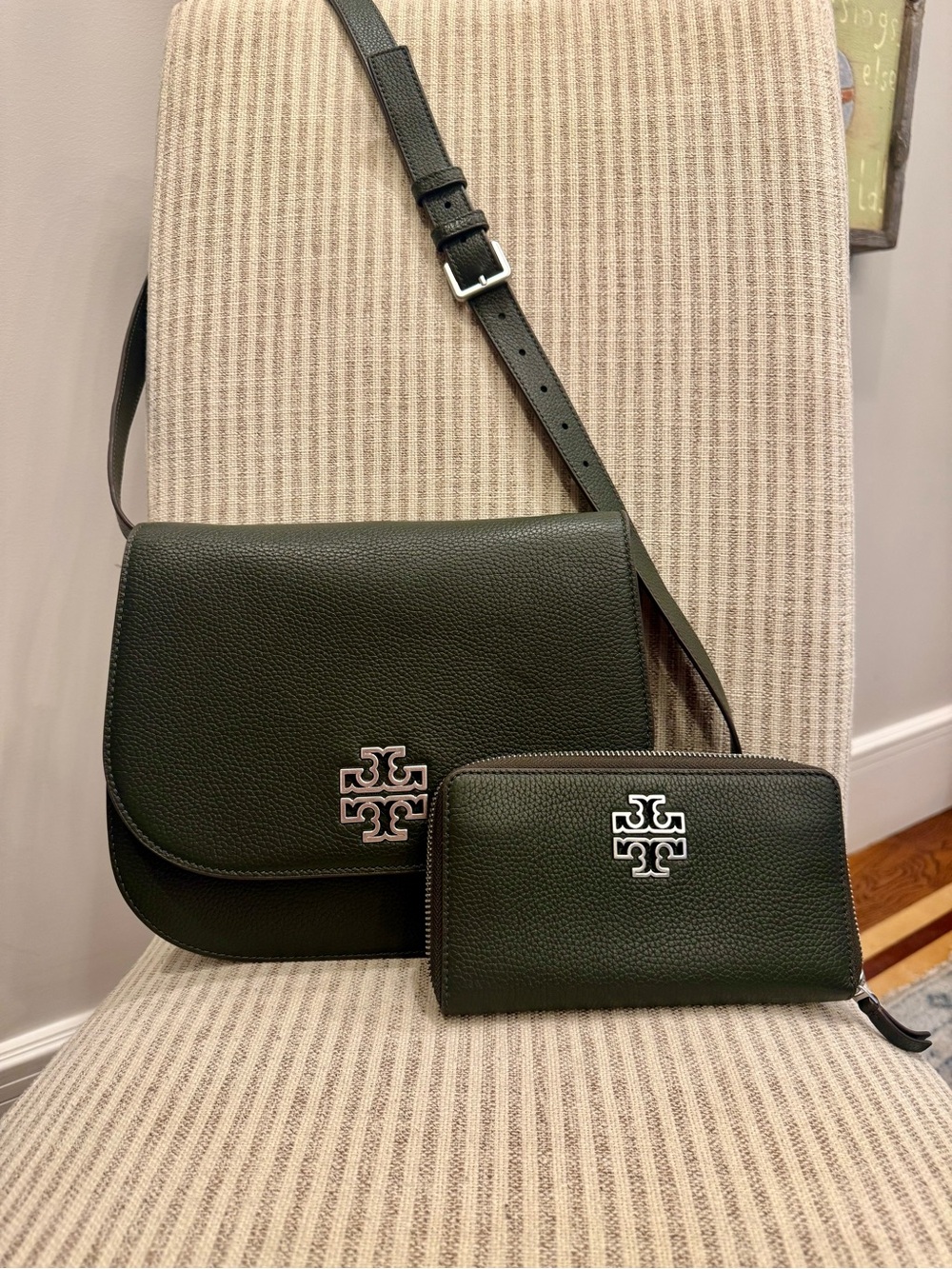 EUC Tory Burch Dark Green Pebbled Leather Crossbody Bag with Matching Wallet